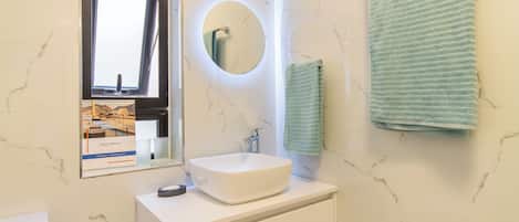 Family Apartment, Multiple Bedrooms, 2 Bathrooms (A Magnificent Sunny Seafront Apart) | Bathroom