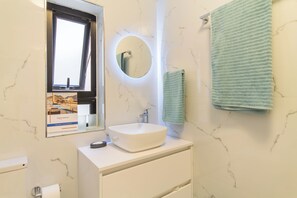 Family Apartment, Multiple Bedrooms, 2 Bathrooms (A Magnificent Sunny Seafront Apart) | Bathroom