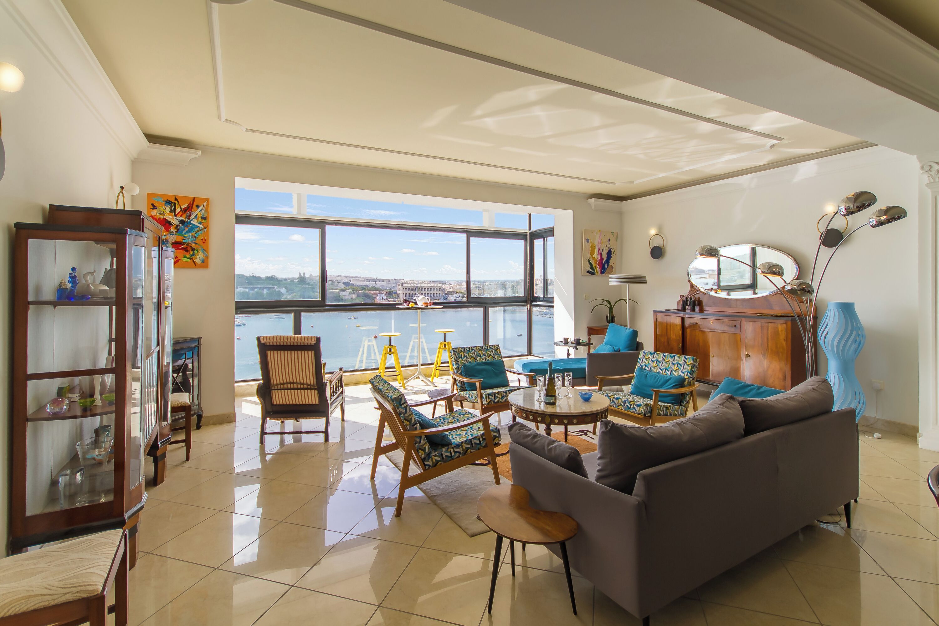 Departamento familiar, varias habitaciones, 2 baños (A Magnificent Sunny Seafront Apart) | Interior