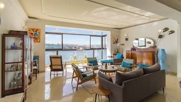 Familieleilighet, flere soverom, 2 bad (A Magnificent Sunny Seafront Apart) | Innvendig