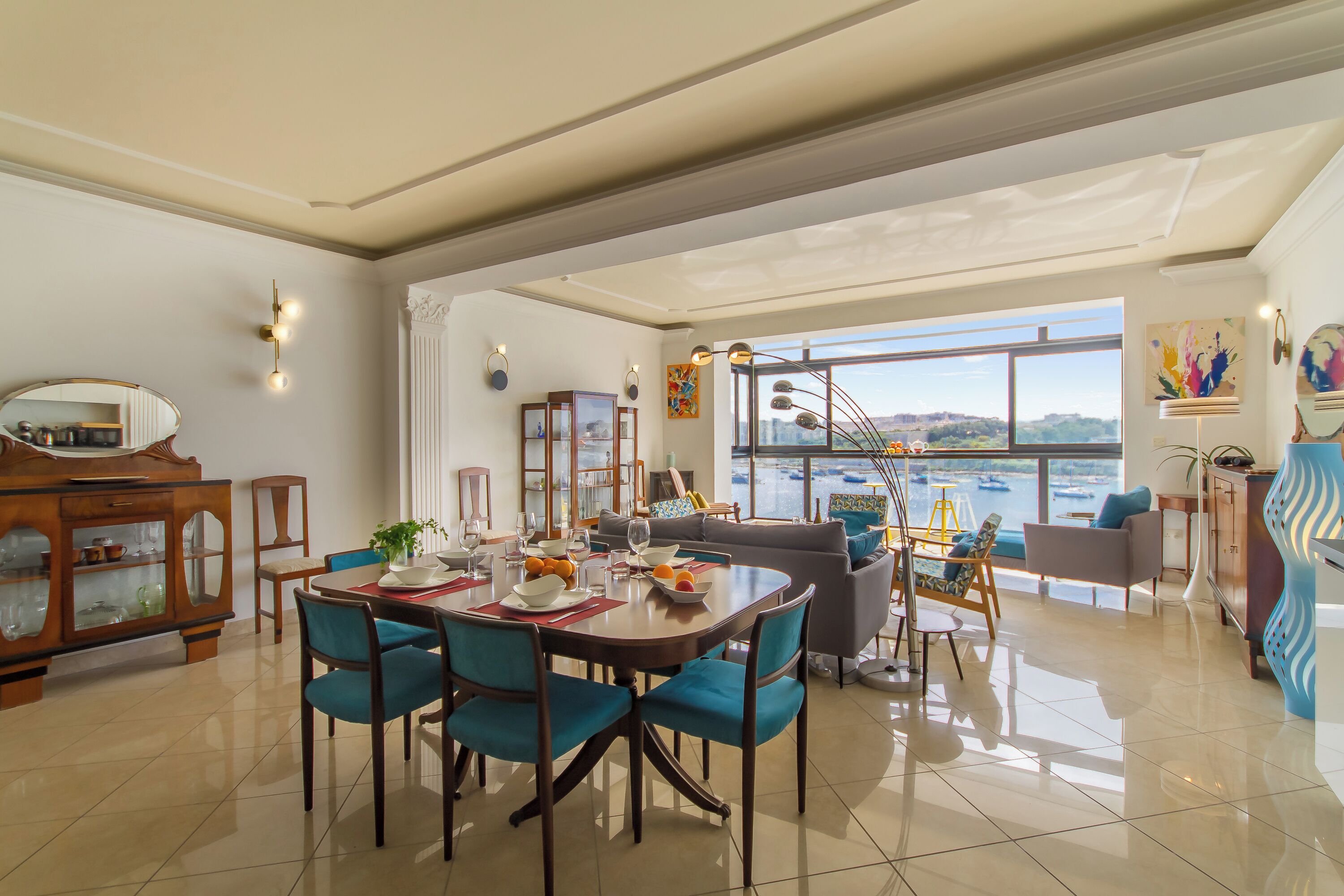 Familie appartement, meerdere slaapkamers, 2 badkamers (A Magnificent Sunny Seafront Apart) | Dineren