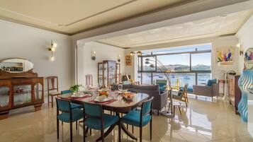 Familie appartement, meerdere slaapkamers, 2 badkamers (A Magnificent Sunny Seafront Apart) | Dineren