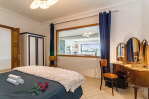 Apartamento família, vários quartos, 2 banheiros (A Magnificent Sunny Seafront Apart) | 2 quartos, Wi-Fi de cortesia, roupa de cama