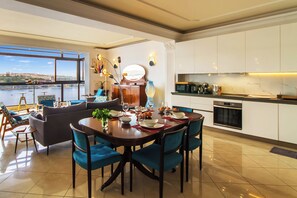 Appartement Familial, plusieurs chambres, 2 salles de bains (A Magnificent Sunny Seafront Apart) | Restauration