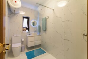 Apartamento família, vários quartos, 2 banheiros (A Magnificent Sunny Seafront Apart) | Banheiro | Chuveiro/banheira combinados, toalhas de banho, sabonete, shampoo