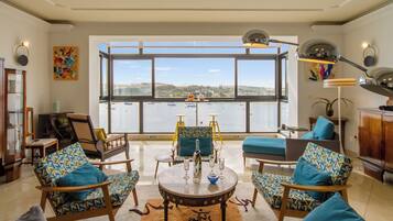 Familie appartement, meerdere slaapkamers, 2 badkamers (A Magnificent Sunny Seafront Apart) | Woonruimte | Een 21-inch smart-tv met digitale zenders