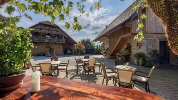 Khu ẩm thực ngoài trời