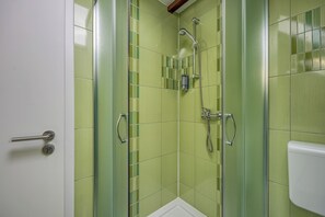 Family House, 1 Bedroom (Apartment Ida) | Bathroom | Shower, towels, soap, shampoo - Apartment Ida (Ivancna Gorica)