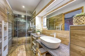 Shower, towels, soap, shampoo - Spa Apartment Tina (Ivančna Gorica)