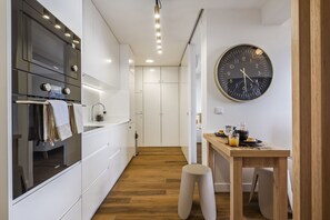 Fridge, microwave, oven, coffee/tea maker - Imperatriz III - By Wehost (Funchal)
