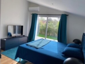 5 Schlafzimmer, Zimmersafe, Schreibtisch, Bügeleisen/Bügelbrett