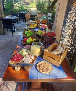 Free daily buffet breakfast  - Villa Alberici (Rome)