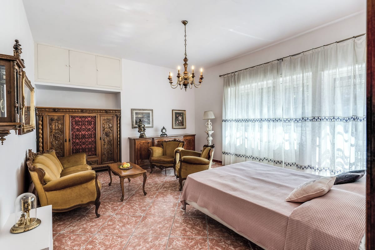 Deluxe Studio Suite, 2 Bedrooms, Ground Floor | In-room safe, desk, laptop workspace, blackout curtains