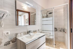 Comfort Double Room, Terrace, Garden View | Bathroom | Shower, rainfall showerhead, free toiletries, hair dryer - Villa Alberici (Rome)