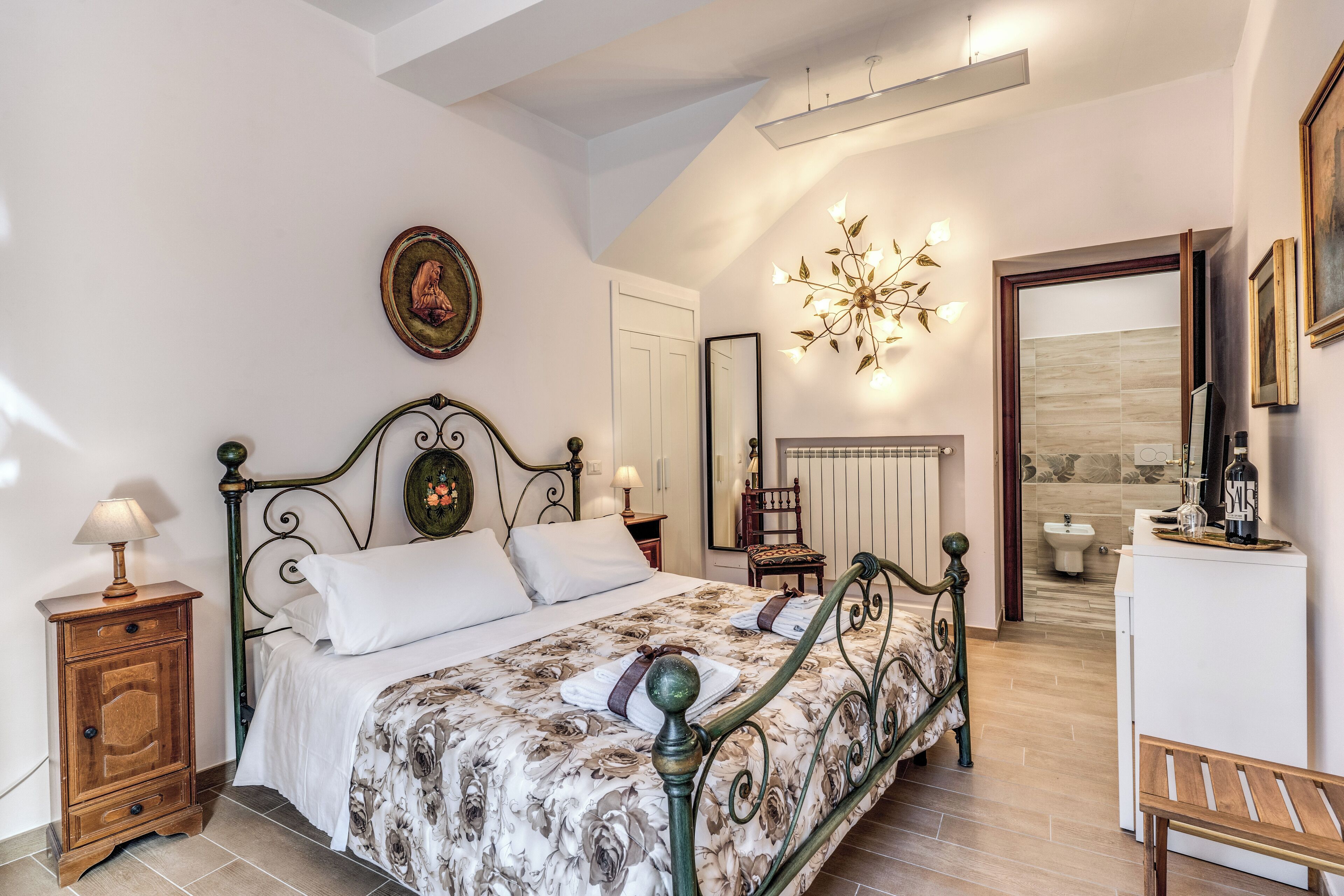 Kahden hengen comfort-huone, pohjakerroksessa | Tallelokero huoneessa, työpöytä