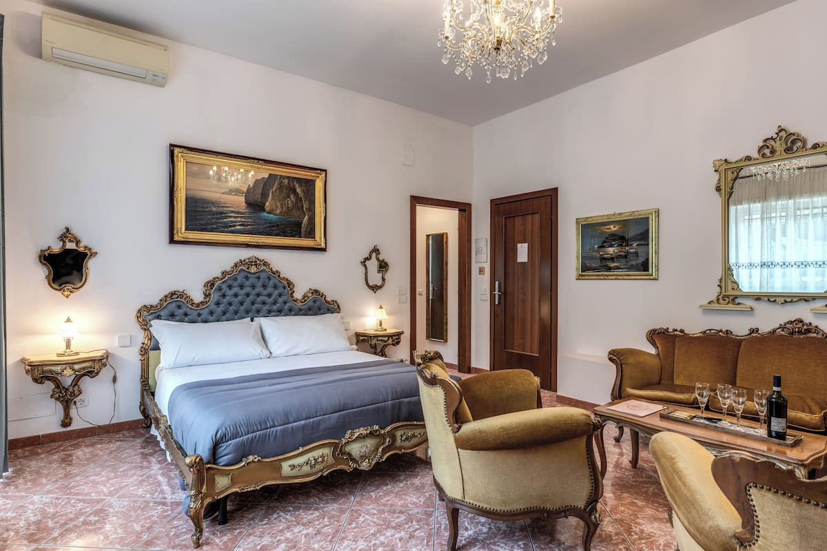 Suite Studio Deluxe, 2 chambres, rez-de-chaussée | Coffres-forts dans les chambres, bureau