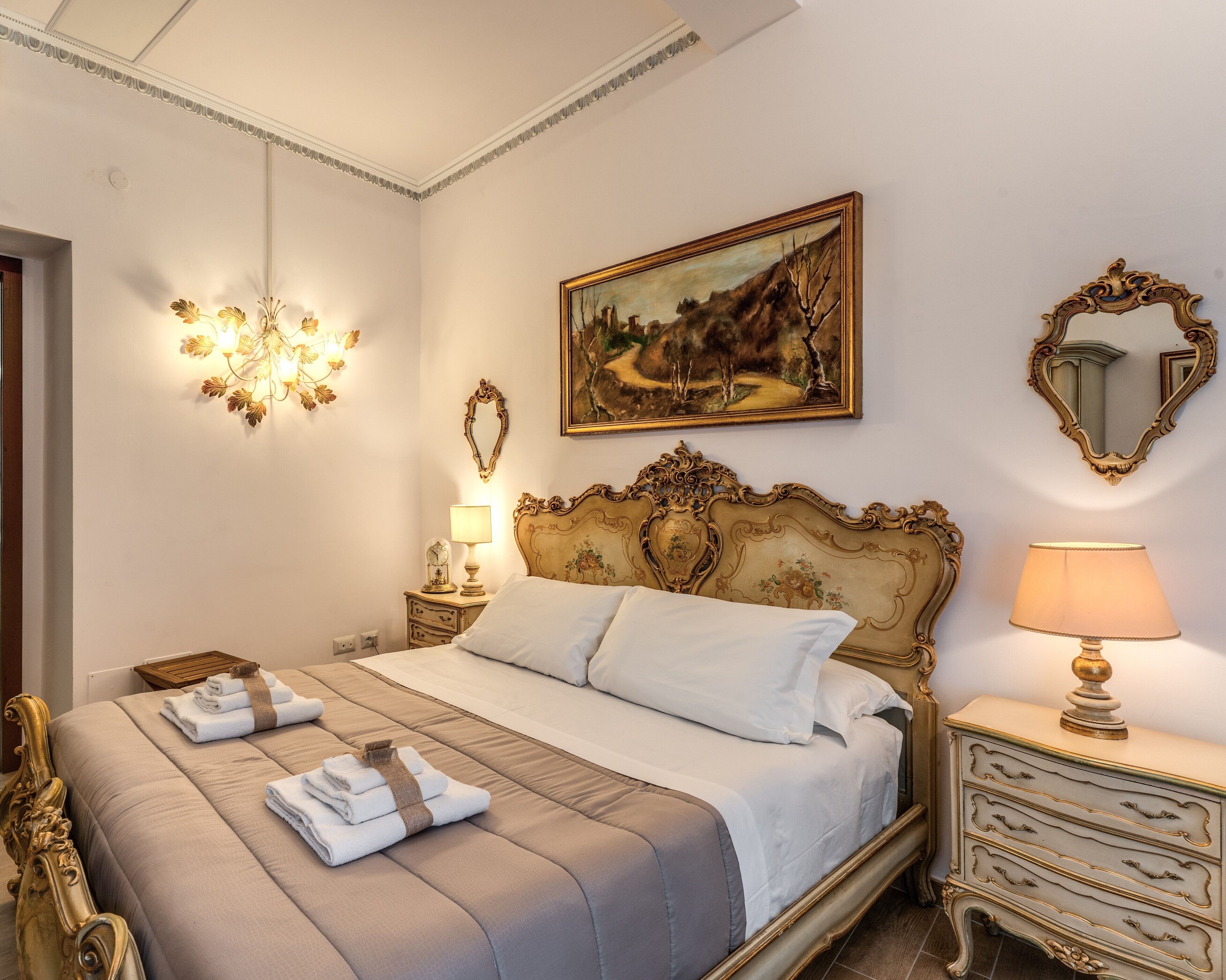 Perhesviitti, pohjakerroksessa | Tallelokero huoneessa, työpöytä