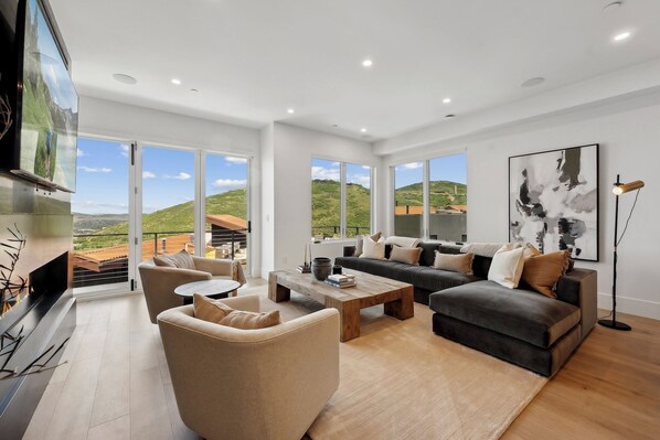 TV, caminetto, lettore DVD