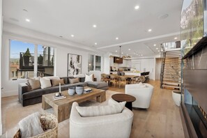 Fernseher, Kamin, DVD-Player