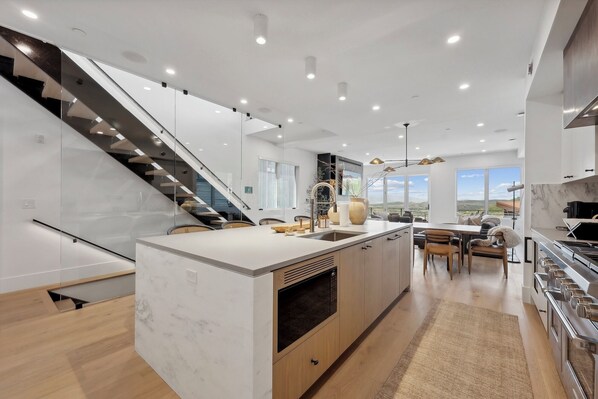 Geladeira, micro-ondas, fogão, cooktop