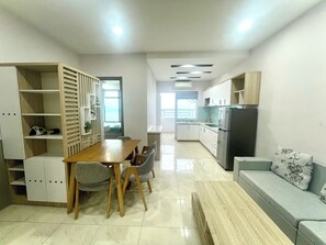 Deluxe Apartment, 3 Bedrooms, Non Smoking, Beach View | In-room dining