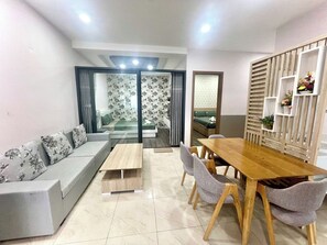 Apartamento Deluxe, 3 habitaciones, no fumadores, vistas a la playa | Zona de estar | Una televisión de pantalla plana, una chimenea, películas de pago