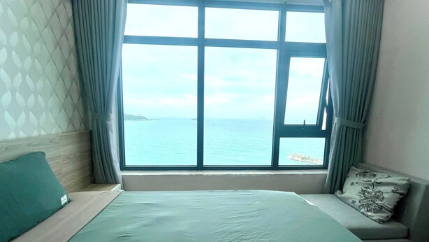 Una habitación con un amplio ventanal que ofrece vistas al mar.