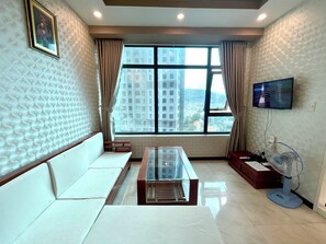 Apartamento estándar | Zona de estar | Una televisión de pantalla plana, una chimenea, películas de pago