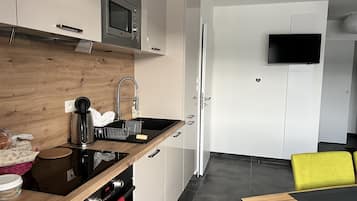 Een broodrooster, kookgerei, borden en bestek