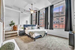 2 habitaciones, escritorio y tabla de planchar con plancha 