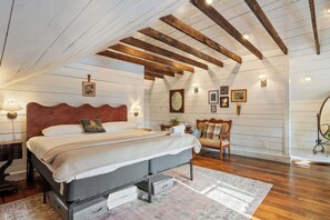 6 bedrooms, desk, iron/ironing board, WiFi