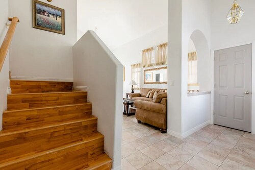 Large home with huge backyard, 11 miles to the airport, 6-9 miles to the Strip