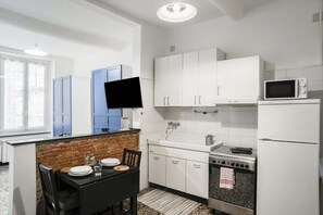 Fridge, microwave, oven, stovetop - Appartamento dell'Olio 13 - Affitti Brevi Italia (Genova)