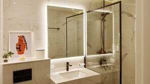 Bruser, hårtørrer, håndklæder, Sæbe