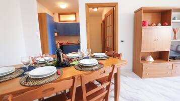Apartment, 2 Bedrooms, Smoking, Balcony | Dining
