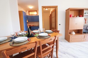 Appartement, 2 chambres, fumeur, balcon | Restauration