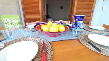 Apartemen, 2 kamar tidur, Boleh Merokok, balkon | Tempat makan