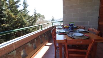 Apartment, 2 Bedrooms, Smoking, Balcony | Outdoor dining