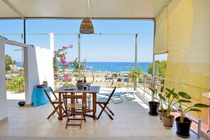Outdoor dining - Studio Mare BeachFront Faliraki (Faliraki)