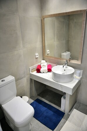 مجففات شعر، مناشف، صابون، ورق حمّام