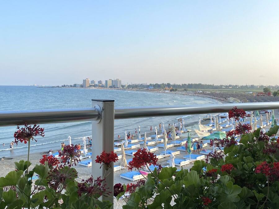 Playa privada, arena blanca, sillas reclinables de playa, sombrillas