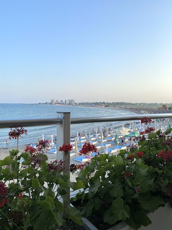 Playa privada, arena blanca, sillas reclinables de playa, sombrillas. Palace Beach Resort