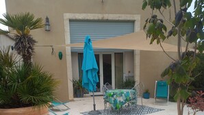Outdoor dining - Cottage in Provence Luberon with swimming pool (Cabrières-d'Avignon)