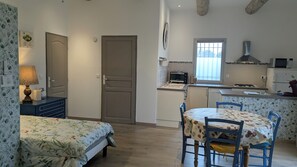 Fridge, microwave, oven, stovetop - Cottage in Provence Luberon with swimming pool (Cabrières-d'Avignon)