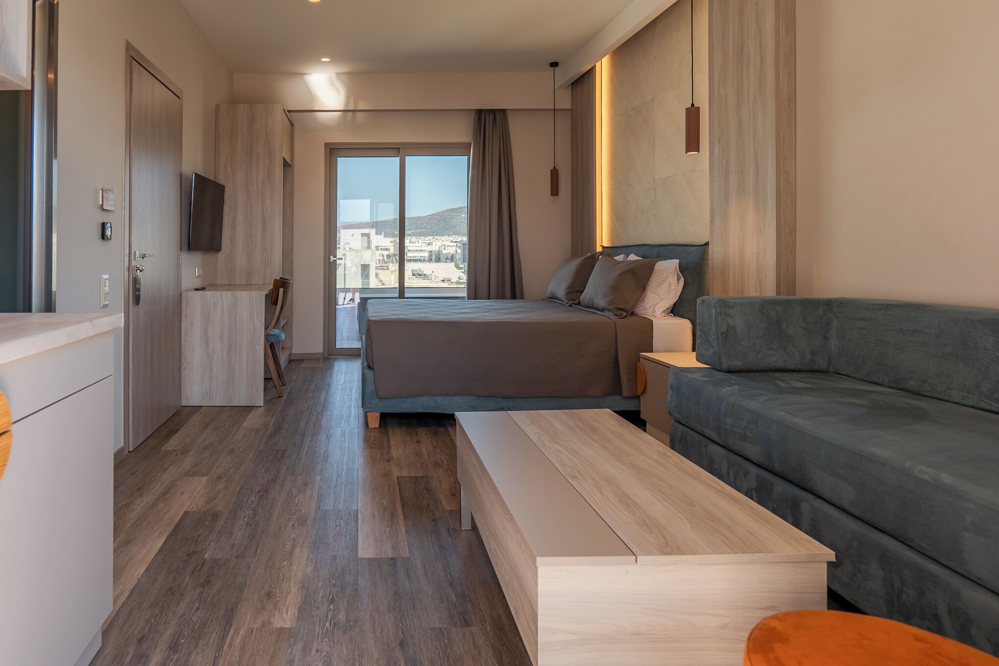 Executive Penthouse Suite with Panoramic View | Soundproofing, free WiFi, bed sheets