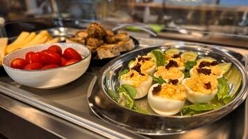 Petit déjeuner buffet servi tous les jours en supplément