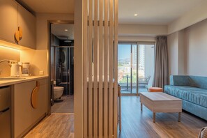 普通套房 | 浴室 | 淋浴設備、風筒、拖鞋、提供毛巾