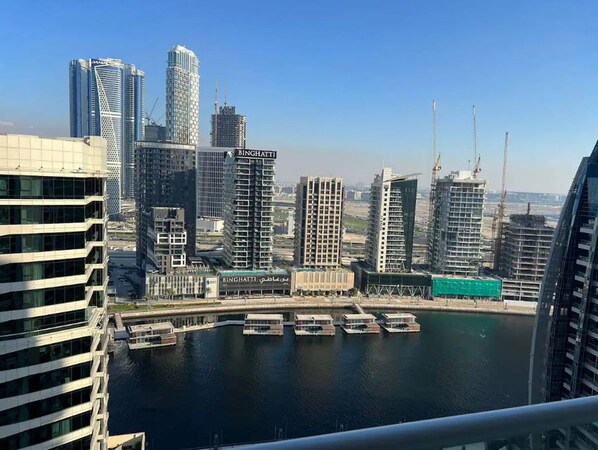 Property grounds - Near Dubai Mall 1BR on Canal in Business Bay (Dubai)