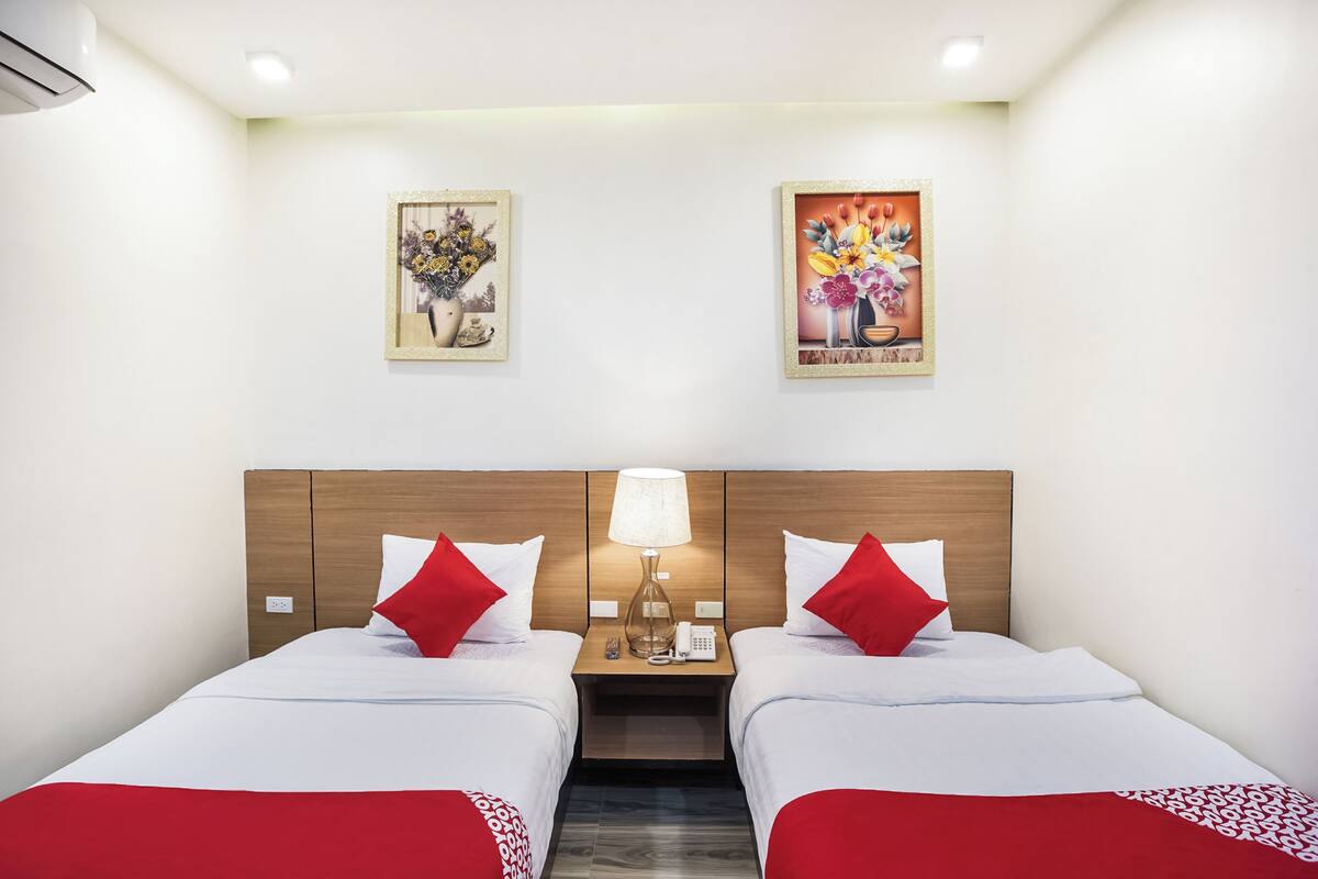 Habitación superior con 2 camas individuales | Escritorio, espacio para trabajar con un portátil, wifi gratis