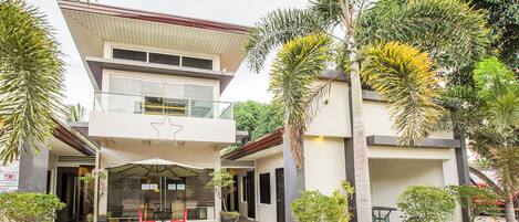 Fachada de la propiedad